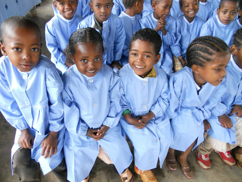 Bambini alla Missione di Dubbo con i grembiulini del progetto. un abito un dono un sorriso